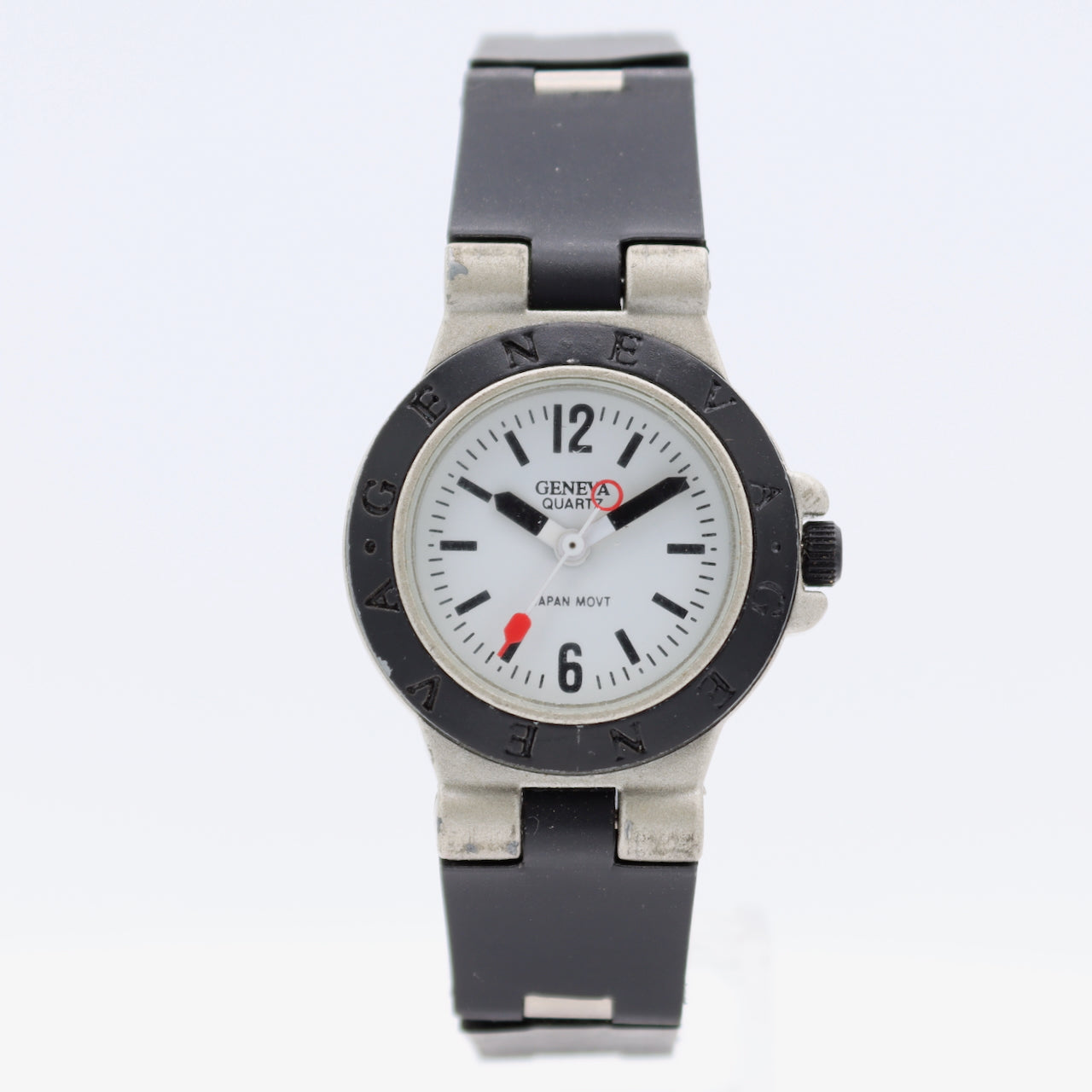 Vintage 28mm Geneva White & Black Dial Ladies Quartz Wristwatch Japan Steel