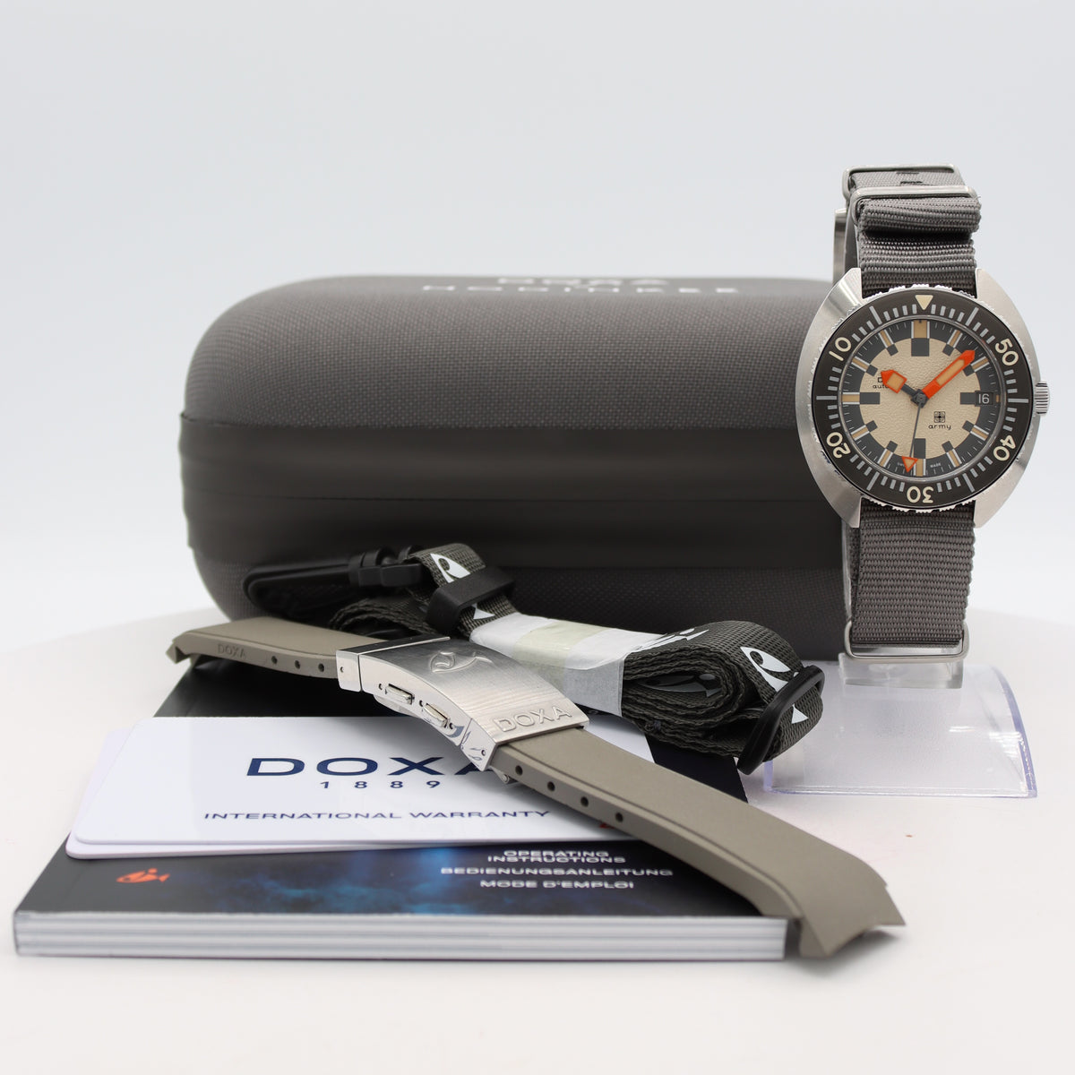 Doxa SUB 200T Army x Hodinkee 804.10.031.29.SE17 2026